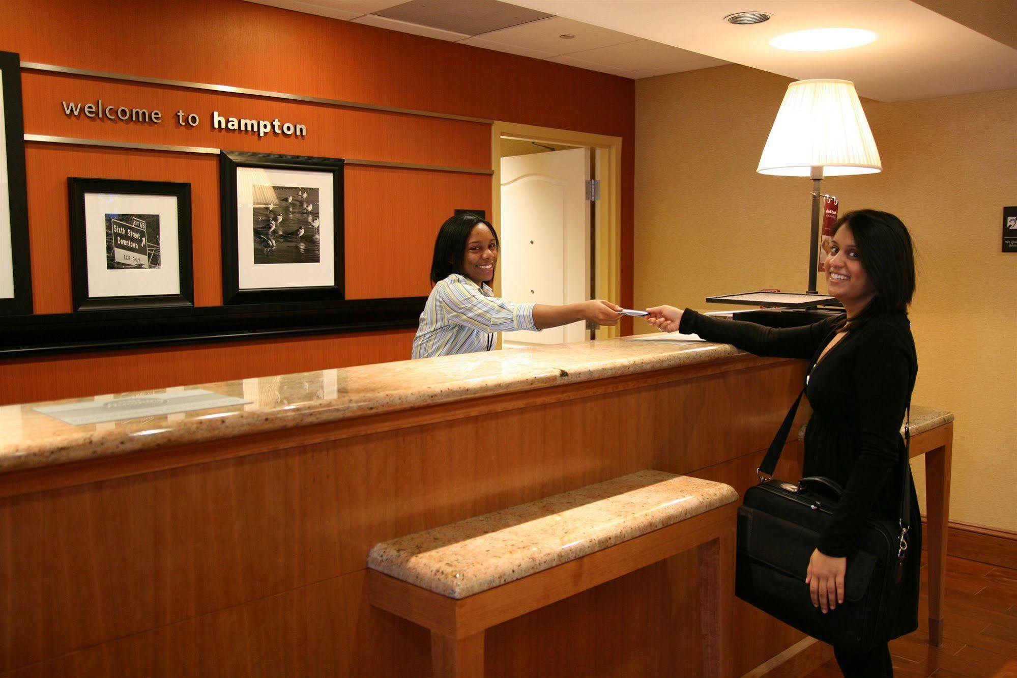 Hampton Inn Hampton-Newport News Exteriör bild